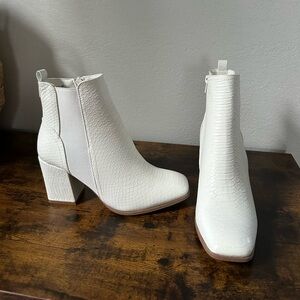 White Textured Chelsea Block Heel Ankle Boots - Women